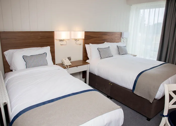 מלון Waterfront 4*